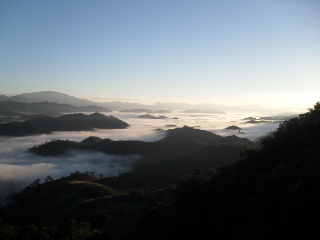 Mar de nuvens à amanhecer na Serra da Mantiqueira