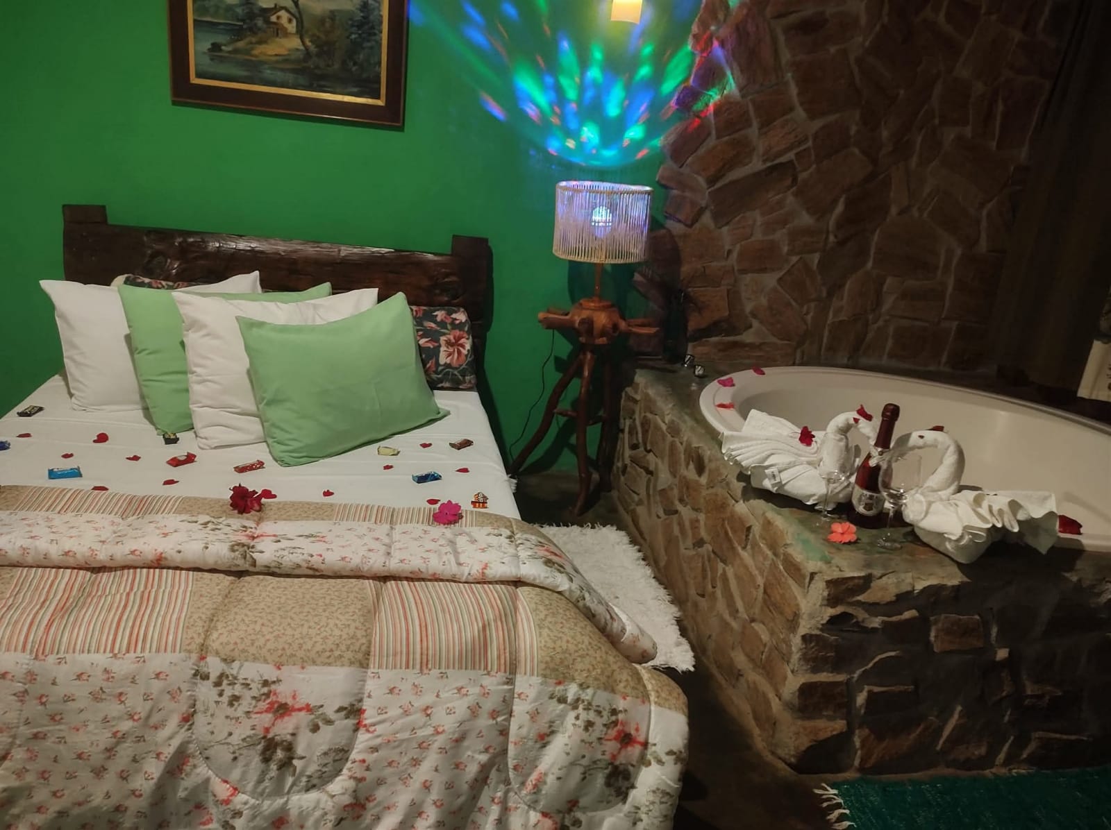 Chalé Verde — quarto verde-floresta com lareira de tijolos e hidromassagem de pedra